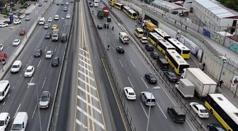Bahçelievler'de İETT Otobüsü arızalandı, trafik nedeniyle vatandaş yol ortasında otobüs bekledi