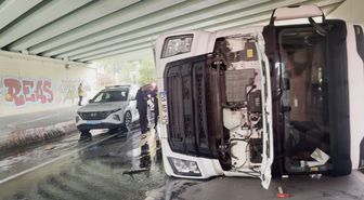TIR üst geçide çarptı, yan yattı