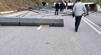 Çubuk demir yüklü tır devrildi, OSB yolu trafiğe kapandı