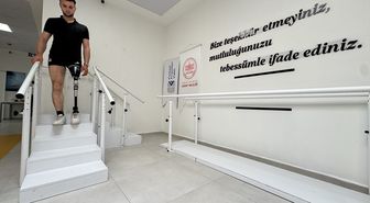 Futbol tutkunu gencin kaybettiği bacağı için Beşiktaş armalı protez yapıldı
