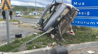 Bingöl'de Hayvan Yüklü Kamyonun Çarptığı Kazada 2 Kişi Yaralandı