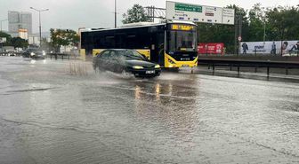 İstanbul'da sağanak etkisini göstermeye başladı: Yollar göle döndü