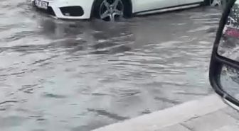 Kadıköy'de yağmur etkili oluyor; yollar göle döndü