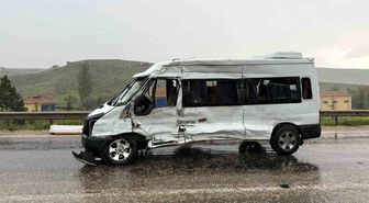 Karşı şeride geçti, 10 kişinin bulunduğu minibüsle çarpıştı: 11 yaralı
