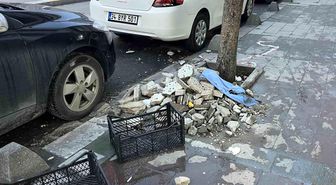 Küçükçekmece'de binanın dış yüzeyinden düşen parçalar güvenlik kamerasında