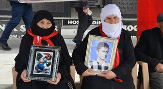 Muş'ta evlatlarına kavuşmak isteyen aileler, DEM Parti önündeki eylemlerini sürdürdü