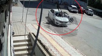 Otomobile ok gibi saplanan motosikletteki 2 kişinin havaya savrulduğu anlar kamerada
