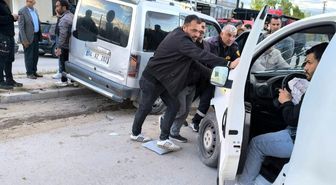 Van'da kamyonetler çarpıştı: 3 yaralı