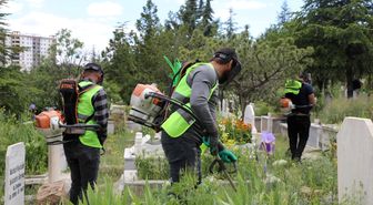Niğde Belediyesi ekipleri, mezarlıklarda bayram temizliği yaptı