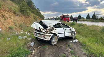 Uşak'ta otomobil şarampole devrildi: 3 yaralı