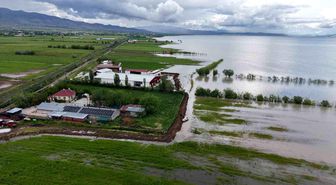 Elazığ'da üreticiler tedirgin: Çiftlikleri suyun altında kalmasın diye nöbet tutuyorlar
