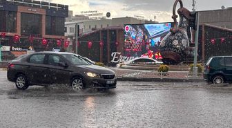 Erzincan'da sağanak nedeniyle cadde ve sokaklar su altında kaldı