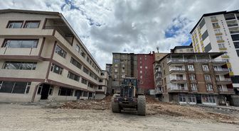Hakkari'de 8 binanın boşaltılmasına neden olan temel çukuru taş ve toprakla dolduruldu