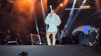 Şarkıcı Derya Uluğ, Kırklareli'nde konser verdi
