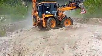 Buldan'da etkili şiddetli dolu yolları kapattı