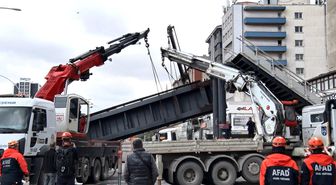 Damperi açık kamyon faciaya neden oldu: Üst geçit çöktü, 3 yaralı