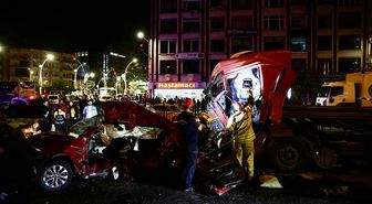 Giresun'da tırın iki otomobile çarptığı kazada 5 kişi öldü, 6 kişi yaralandı
