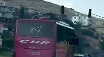 Kornaya basarak otomobilleri sollayan yolcu otobüsü, manevralarıyla korkuttu