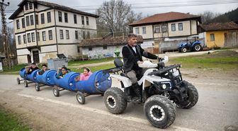 Köydeki çocuklar muhtarın yaptığı 'bidon tren' ile eğleniyor