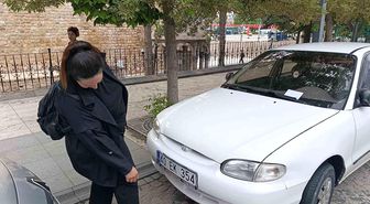 Otomobilin kaputuna giren kediyi itfaiye ekipleri kurtardı