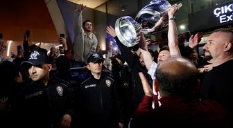 Trabzonspor taraftarları kupa şampiyonu takımlarını coşkuyla karşıladı