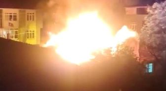 Amasya'da tek katlı evde çıkan yangında alevler geceyi aydınlattı
