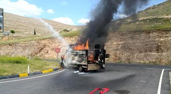 Diyarbakır'da seyir halindeki kamyonet alev topuna döndü