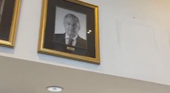 Özgür Özel'in CHP Genel Merkezindeki fotoğrafı indirildi