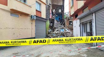 Sağanak ve deprem sonrası metruk binanın bir kısmı yıkıldı