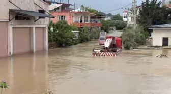 Hatay’da sağanak felaketi: Sağlık ocağının çatısına kadar sel yükseldi