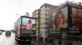 İstanbul'da yapay zekânın iki farklı yüzü billboardlara taşındı