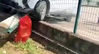 Kontrolden çıkan otomobil okul duvarına girdi