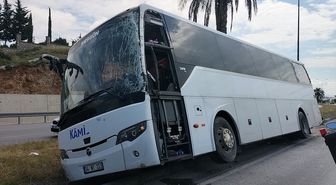 Manavgat'ta yağmur suyu kanalına girerek yan yatan otobüsün sürücüsü yaralandı