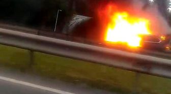 Seyir halindeki otomobil alev topuna döndü