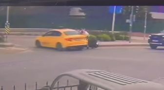 Silivri'de taksiyle motosiklet çarpıştı; kaza kamerada