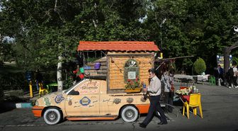 Tahran'da otomobilden kafeye dönüştürülen 'Murad Kafe' ihtiyaç sahiplerine ücretsiz yemek imkanı sunuyor