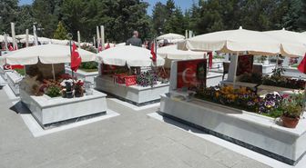 Bayram arifesinde şehitliklerde yoğunluk