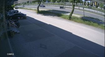 Bursa'da kamyonet kasasından demir kafes düştü; o anlar kamerada