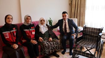 Erzurum'da 94 yaşındaki şehit annesine tekerlekli sandalye