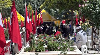 Gaziantep’te arefe günü mezarlık ve şehitliklerde yoğunluk