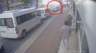 Hafif ticari aracın park halindeki 6 araca çarptığı kaza kamerada
