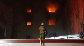 İzmir'de 5 katlı ayakkabı imalathanesinde çıkan yangın söndürüldü