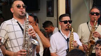 İzmir'de Balkan göçmenleri 'arife çalgısı' geleneğiyle bayramı karşıladı