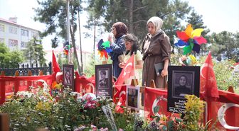 Maraş'ta okul saldırısında ölenlerin ailelerinden bayram arifesinde kabir ziyareti