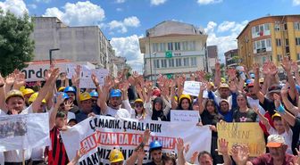 Maaşlarını alamadıklarını iddia eden madenciler aileleriyle yürüdü
