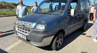 Sakarya'da otomobille çarpışan hafif ticari araçtaki 3 kişi yaralandı