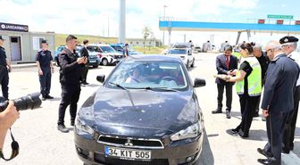 Şehir protokolünden karayolunda çikolatalı kutlama