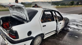 Sinop'ta seyir halindeyken yangın çıkan otomobil kullanılamaz hale geldi