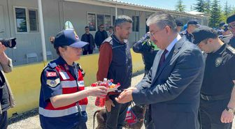 Vali Yılmaz'dan jandarma uygulama noktasında sürücülerle bayramlaştı