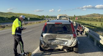 Yozgat'ta hafif ticari araç ile otomobilin çarpıştığı kazada 8 kişi yaralandı